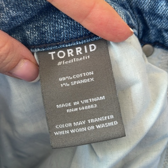 Torrid 22 Short Jeans Light Wash Knee Slit Exposed Button Fly Distressed Crop - Picture 6 of 7